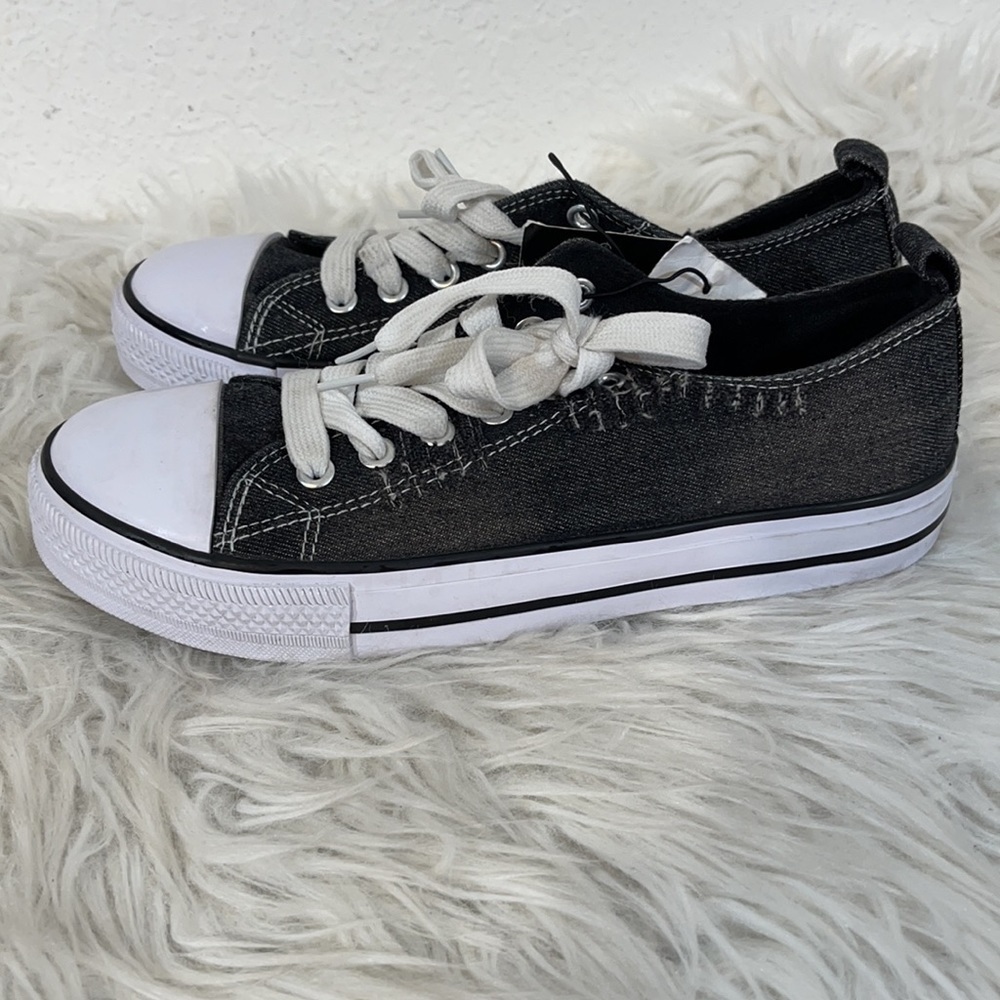 HYPE Women's Fashion Low Top Lace Up Sneakers Size 8